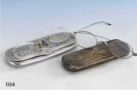 2 Brillenetuis mit alten Brillen, um 1880/ 1900, 1 Etui Aluminium ziseliert, deutsch/England, innen Vertreiberanschrift MÜnchen, mit ...