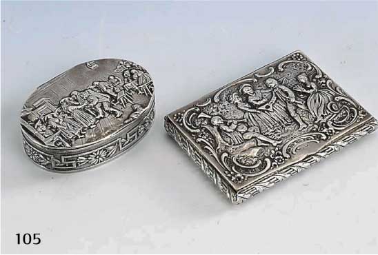 2 DeckeldÖschen, deutsch, Hanau um 1890/1900 und 1930/40, Silber, innenvergoldet, beide reliefierte Darst., 1x 18 x 62 x 45 mm oval m. ...