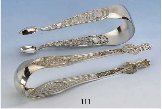 2 Zuckerzangen, 1820/30, norddeutsch, 1x Filigranarbeit mit Granulaten, 1x Filigran- arbeit, Barockstil, Putten/Rocaillendarst., L. 16 u. 13.5 cm, ...