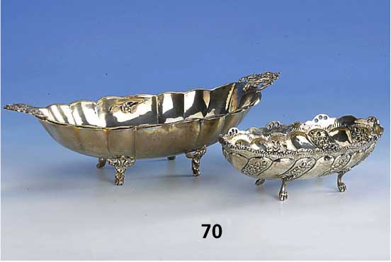 Konvolut 2 Ånbietschalen in Gondelform, 800 bzw. 900er Silber, zus. ca. 480 g, jew. 4 FÜße, floraler Dekor, Handarbeit, ca. 6 x 19 x 10.5 cm ...