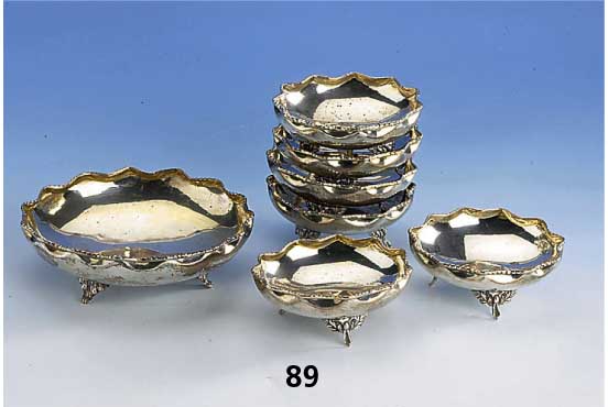 Anbietschale mit 6 kl. AnbietschÄlchen, 800er Silber, total ca. 350 g, jew. 3 FÜsse, Durchm. ca. 14 bzw. 9 cm, reine Handarbeit