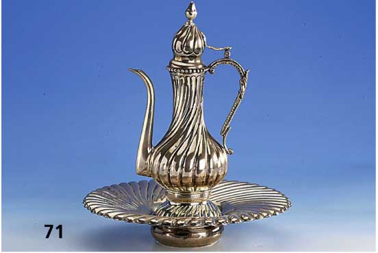 Mokkakanne mit StÖvchen, 900er Silber, total ca. 1070 g, goudroniert, nach alt- osmanischem Vorbild, H ca. 25 cm, StÖvchen Durchm. ca. 27 cm, ...