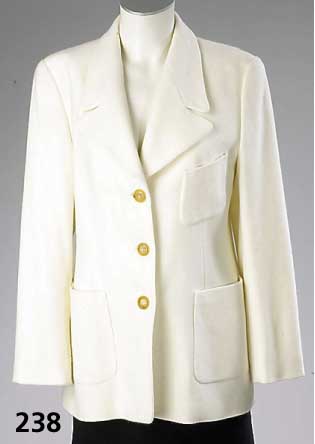 ESCADA-Blazer, wollweiß, Schurwolle/Angora, Gr. 40, 2 aufges. Taschen, 3 KnÖpfe, klass. Schnitt, RÜckenl. ca. 69 cm, kaum getragen