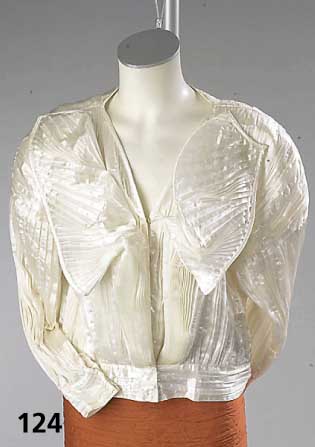 KRIZIA-Abendblouson, wollweißes Seiden- crepes, mehrfach plissiert, RÜckenl. ca. 48 cm