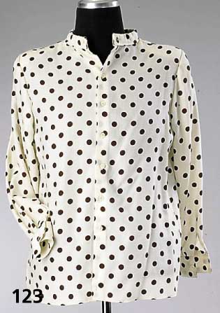GIORGIO ARMANI-Bluse, 100 Wolle, wollweiß mit schokofarb. Punkten, Stehkragen, lange Ärmel, L ca. 69 cm