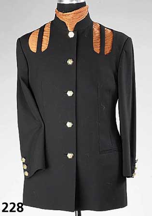 VERSACE (Versatile)- Gehrock, schwarze Schurwolle, Stehkragen, 5 Versace- KnÖpfe, Schulterpartie gitterartig, RÜcken- l. ca. 77 cm, ital. Gr. 46
