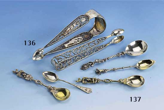 2 Zuckerzangen, 1810/20, norddeutsch, Silber, Filigranarbeit, 1x mit antiken Musen- darstellungen, 1x Rocaillenverz., L. ca. 16.5 cm