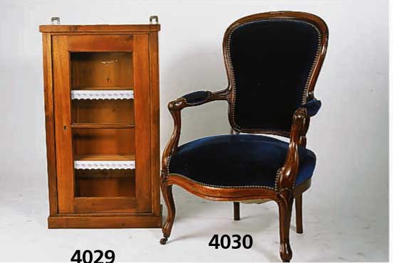 WandschrÄnkchen, deutsch, um 1870, Nußbaum massiv, eine Sockelschublade, eine Glasscheibe fehlt, Reste alten Wurm- befalls, Altersspuren, ca. ...