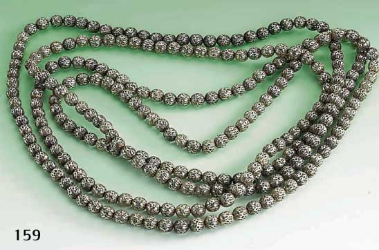 Überlange Filigrankugelkette fÜr Mieder, Schleswig Holstein um 1830, endlos aufgezogene Kugeln Silber-Filigranarbeit, L. ca. 310cm!, Kugel-D. ...