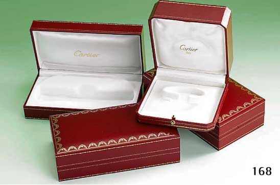 Konvolut: 4 Original Cartier-Etuis, bestehend aus Collier fÜr Armreif mit Druck- knopf, Außenmaße ca. 10.8 x 10.8 x 5.1 cm, 2 x Brillenetui ...