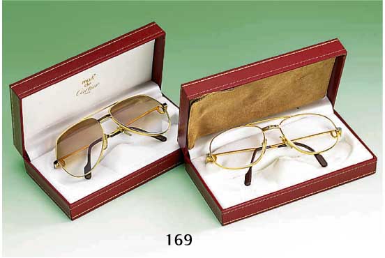 Konvolut 2 CARTIER-Brillen, Metall vergol- det, eingeschliffene GlÄser, 1 x Sonnen- brille, Orig.-Etuis