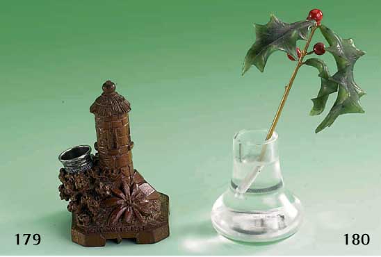 Objekt: Stechpalmenvase, Idar Oberstein um 1890/1900, Vase aus sehr klarem Bergkristall, Stiel aus GG 750/000, vollplast. BlÄtter u. Beeren aus ...