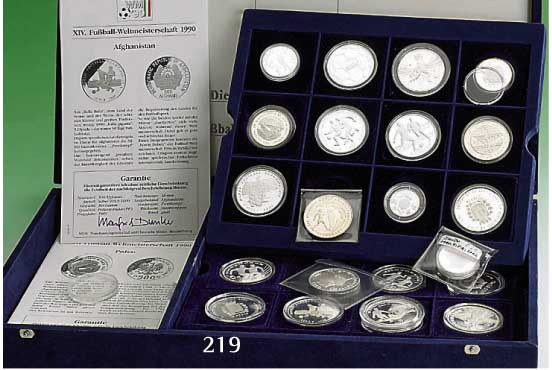MÜnzen-Sammlung "Fußball-Weltmeisterschaft 1990 in Italien, 37 Silber-SondermÜnzen mit Fußball-Thema-Motiven aus vielen LÄndern der Erde ...