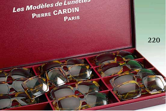 20 Sonnenbrillen von, Pierre Cardin, Paris ca. 70/80er Jahre, typische Form, horn- imitierender Kunststoff, alle identisch und ...