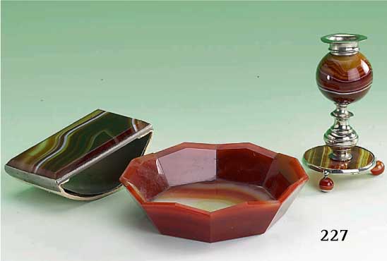 Schreibtischset mit Streifenkarneol, deutsch/idar Oberstein um 1880/1900, best. aus Kerzenhalter, TintenlÖscher und Schale (Aschenbecher), 2x ...