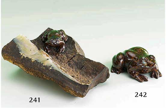 Skulptur aus Opalmatrix: GlÜcksfrosch, vollplastisch, naturalist-idealist. Darst., z.T. schÖne Opalmaserung, L. ca. 6.2 cm
