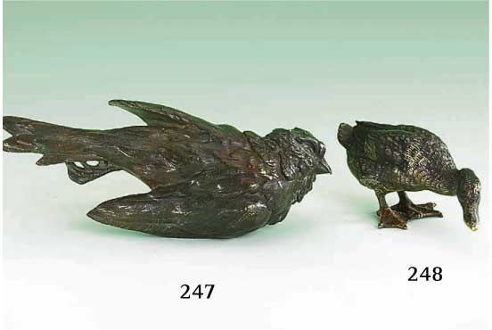 Briefbeschwerer: Meise, Wiener Bronze um 1900, schwerer Bronzeguß, in gedÄmpften, dunklen Farben staffiert, sign. Toralin?, L. ca. 15.5 cm