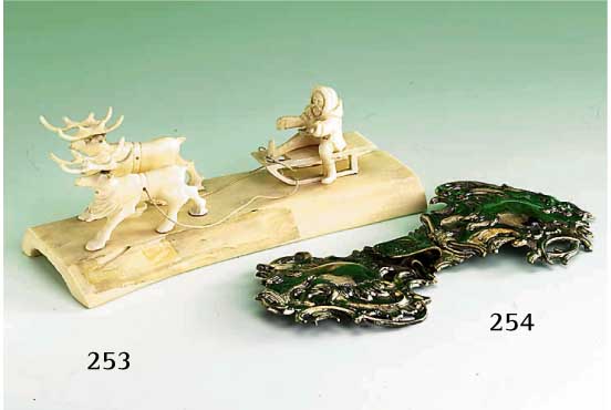 Schnitzerei aus Walrosszahn: Rentierschlitten m. Eskimo, Samland/Finnland um 1900, EskimohÄnde wohl leicht besch., L .ca. 16.5 cm