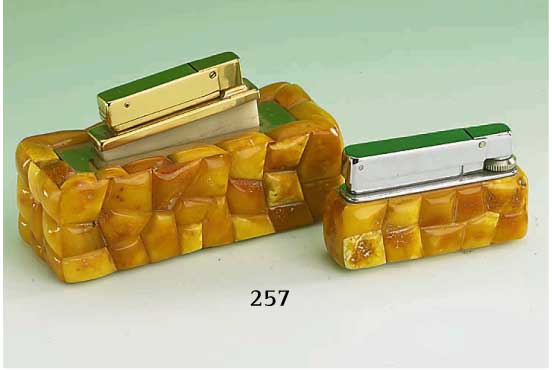 2 Feuerzeuge mit Bernsteinbesatz, beide 50er Jahre, 1x Metall verchromt, Rowenta top Germany, 1x Metall vergoldet, beide mit eingelegtem ...