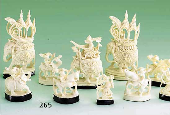 Satz Schachfiguren, Elfenbein, Indien um 1910/ 20, handgeschnitzt, vollplast. und mit Durchbrucharbeiten, alle mit Darst. von Per- sonen bzw. ...