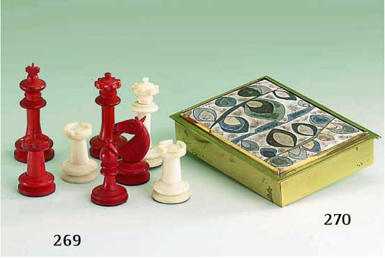 Schachspiel aus Bein, um 1900, deutsch, 1 Partie rot staffiert, bis H 7 cm, gedrech- selt, zusammengeschraubt, 1 Pferd min. best.