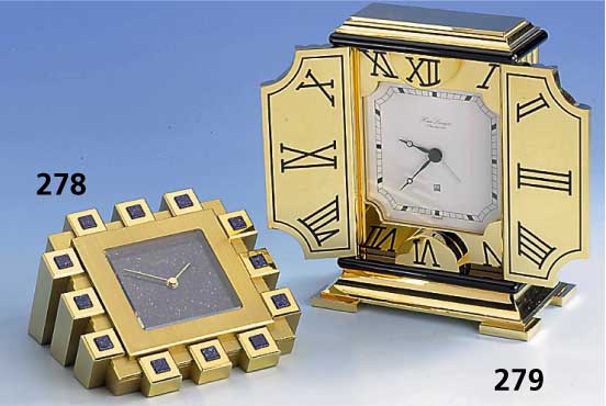 Tischuhr, Luxor, Metall vergoldet, Zifferbl. und Karree-Verzierungen mit Lapis- lazulieffekt, Quartzwerk, Batt. zum Schutz entnommen, ca. 7 x 12 x ...