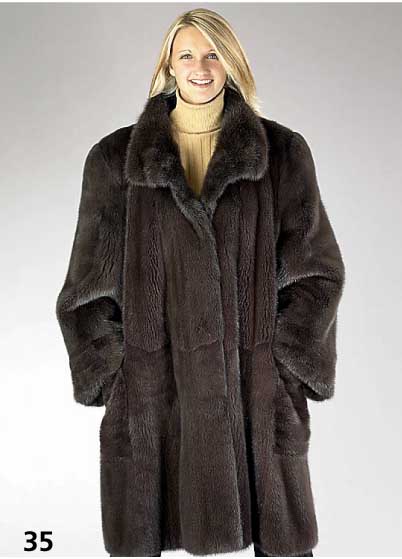 Taupebraune Nerz-Langjacke, SAGA Males, Gr. 40/42, aktueller Schnitt, eingesetzte Ärmel, großer Kragen, 2 aufgesetzte Taschen, Weite ca. 255 cm, ...