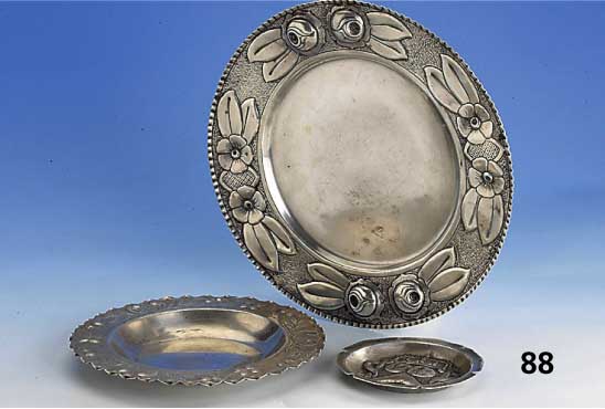 Konvolut 3 Anbietschalen, 900er Silber, alle im sÜdamerikanischen Kolonialstil, 1 x um 1900, D. ca. 12 cm; D. ca. 21 bzw. 28.7 cm