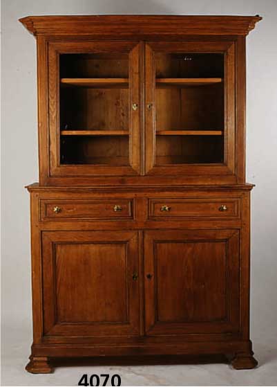 Aufsatzvitrine, Elsaß, um 1860/70, Eiche massiv, nach dem Vorbild von 1770/80, abgela- gertes Holz von bester Verarbeitung, 1 Glas- scheibe ...