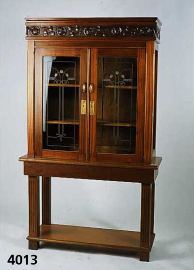 Vitrinenschrank, Frankreich, um 1900, Unter- teil um 1890, Oberteil Mahagoni, GlaseinsÄtze facettiert, abstrakt florale Einschliffe, Sims mit ...