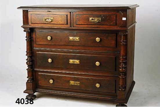 Kommode, deutsch, um 1880/90, GrÜnderzeit, Korpus Weichholz, Wurzelnußfurnier gespiegelt, z.T. original BeschlÄge bzw. BeschlÄge sekun- dÄr um ...