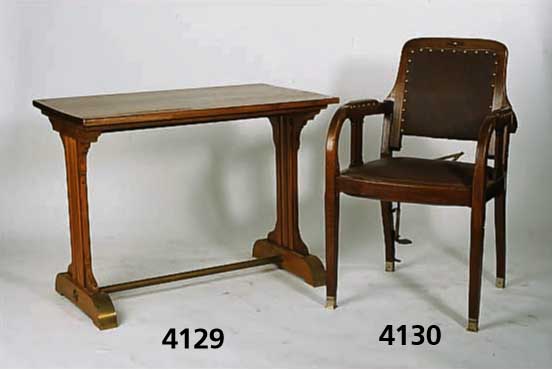 Damenschreibtisch, Frankreich, um 1910, Buche und Ahorn, z.T. massiv, gerieft, Barock- stil Einschlag, FÜße mit Messingblechverzier- ung, ...
