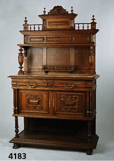Anrichte, wohl Belgien, um 1880/90, Weich- holz, Eiche massiv, Eichefurnier, Fassade reich gegliedert mit freistehenden SÄulen, z. T. gerieft, z. ...