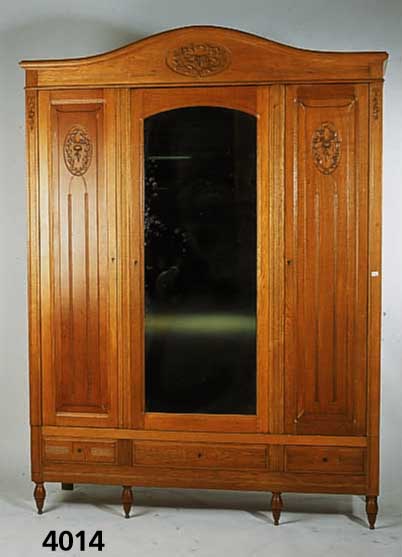 Kleiderschrank, Elsaß/Lothringen, um 1900/10, Korpus Weichholz bzw. Eiche, Eichefurnier, Lisenen aus dem Vollholz geschnitzt, in Kar- tuschen, ...