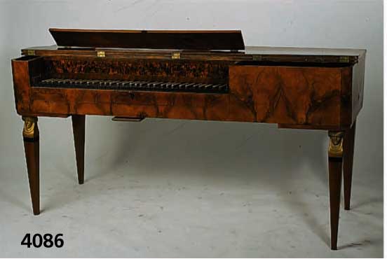 Tischklavier, deutsch, um 1836, Korpus Weich holz, Wurzelnußfurnier bzw. Bergahron gespie- gelt, Tasten Ebenholz und Bein Auflagen, 6 Oktaven, ...