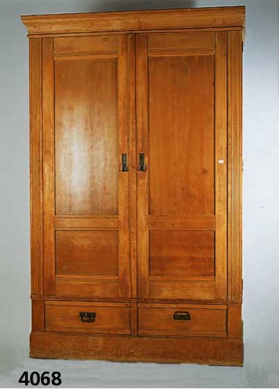 Vielzweckschrank, deutsch, um 1900, Kirsch- baum, z.T. massiv, bzw. Buche massiv, praktische Einteilung mit ZwischenfÄchern, Lisenen gerieft, ...