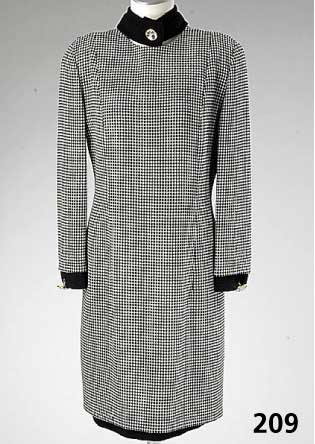 AKRIS-Kleid, Schweiz, Gr. 40, 100 % Wolle, schwarz/weiß kariert, gefÜttert mit schwarzem Wollabschluß an Rock und Ärmel, Kragen lose ...
