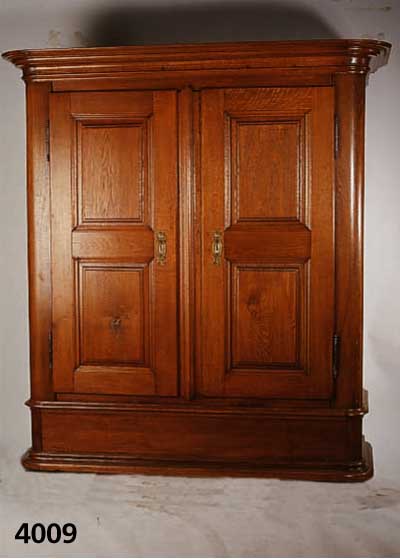 Schrank, deutsch, um 1830, Eiche massiv, Formgebung Freiburg, FÜllungen Eiche, 4-fach, Seiten glatt, Inneneinrichtung z.T. Weichholz, leicht ...
