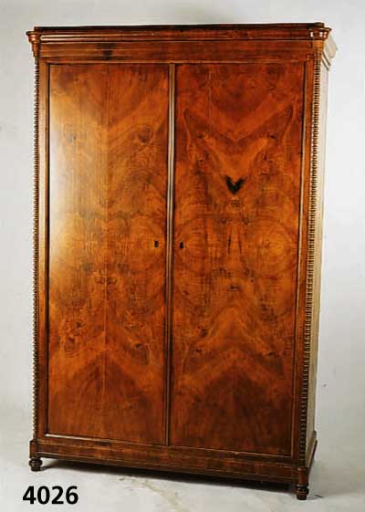 Schrank, sÜddeutsch, 1830/35, Korpus Weich- holz, Wurzelnußfurnier gespiegelt, seitlich HalbsÄulen gedrechselt, aufgesetzt, leicht ...