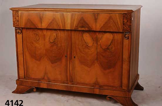 Kommode, sÜddeutsch, um 1835, Korpus Weich- holz, Wurzelnußfurnier gespiegelt, Kanten und Zierteile massiv, sehr schÖnes Bild, sammel- wÜrdig, ...
