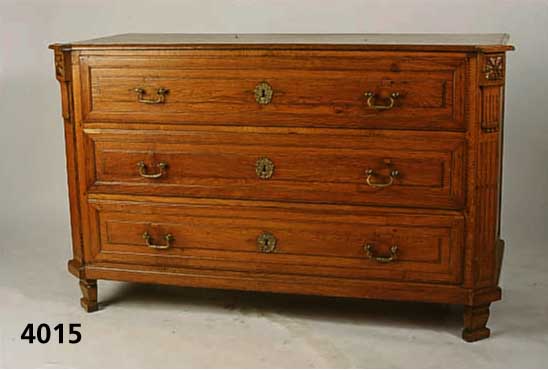Kommode, Louis XVI, sÜddeutsch, 1770/75, Korpus Tanne, Lisenen 4-fach gerieft, Blumen- akantusabschluß, Inlets einfach getreppt, Zahnfries, ...
