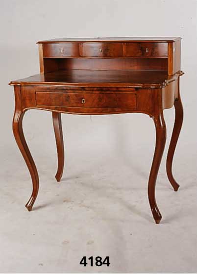 Damenschreibtisch, deutsch, 1845/55, Louis Philipp, Korpus Weichholz, Pyramidenmahagoni- furnier, 4-fach gespiegelt, FÜße massiv, mit ...
