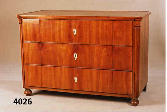 Kommode, deutsch, um 1840/50, Korpus Weich- holz, Kirschbaumfurnier, dreischÜbig, original SchlÖsser und SchlÜsselschilder, FÜße sekun- dÄr, ...
