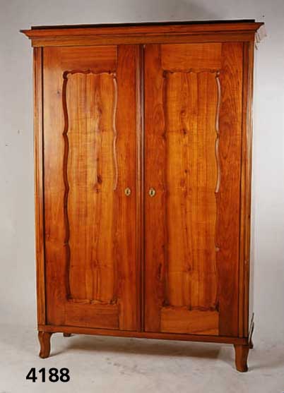 Scrank, deutsch, um 1850 Kirsche massiv, zweitÜrig, vertiefte geschwungene TÜrfÜllungen , zerlegbar, Reste alten Wurmbefalls, ohne SchlÜssel, ...