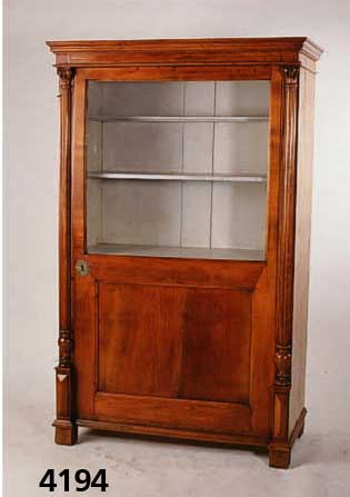 Vitrine, deutsch, um 1870, Kirsche massiv, eintÜrig, 3/4-verglast, seitlich SÄulendekor, aufgesetzte Schnitzereien, ca. 162x101x50 cm , ohne ...