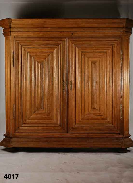 Frankfurter Wellenschrank, um 1760/70, Eiche massiv, Front in symetrischer Anordnung, TÜrrahmen 4-fach geschweift, Kanten abgerundet , Inletts ...
