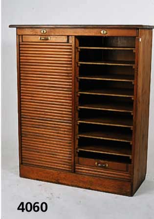 Doppelrollschrank, deutsch, 1910/15, Kiefer massiv, Inneneinrichtung reiche FÄchereintei- lung, wohnfertig, min. restauriert, ca. 111x93 x40 cm