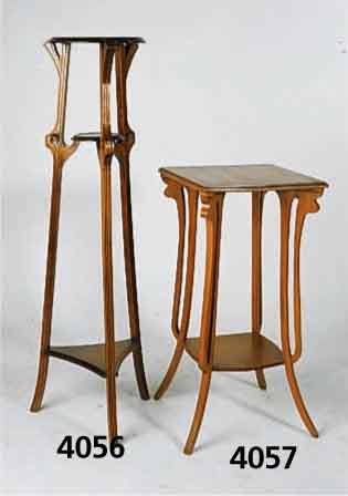 Blumentisch, Deutsch, um 1900, Nußbaum massiv bzw. Nußbaumfurnier, Beine schlank geschweift, schÖne Durchbrucharbeit, Gebrauchs spuren, ...