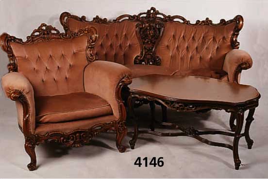 Sitzgruppe, Italien, 1965/70, Florentiner Stil, bestehend aus Sofa, 2 Sessel und Couch- tisch, massiv Nußbaum, aus dem Vollholz ge- schnitzt, ...