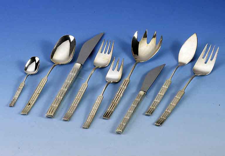Besteck fÜr 11 Personen, 925er Silber, Fa. Seibel, Mettmann, 60er Jahre, best. aus: 12 Messer (Griffe gefÜllt, Klingen Stahl), 12 Gabeln, 12 ...